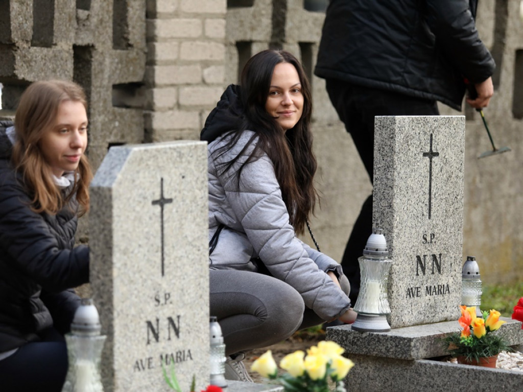 Studenci posprzątali groby osób nieznanych [ZDJĘCIA]