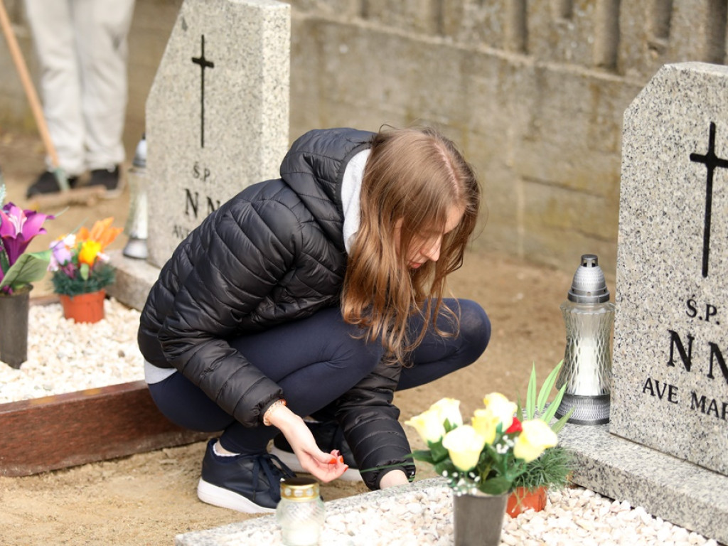 Studenci posprzątali groby osób nieznanych [ZDJĘCIA]