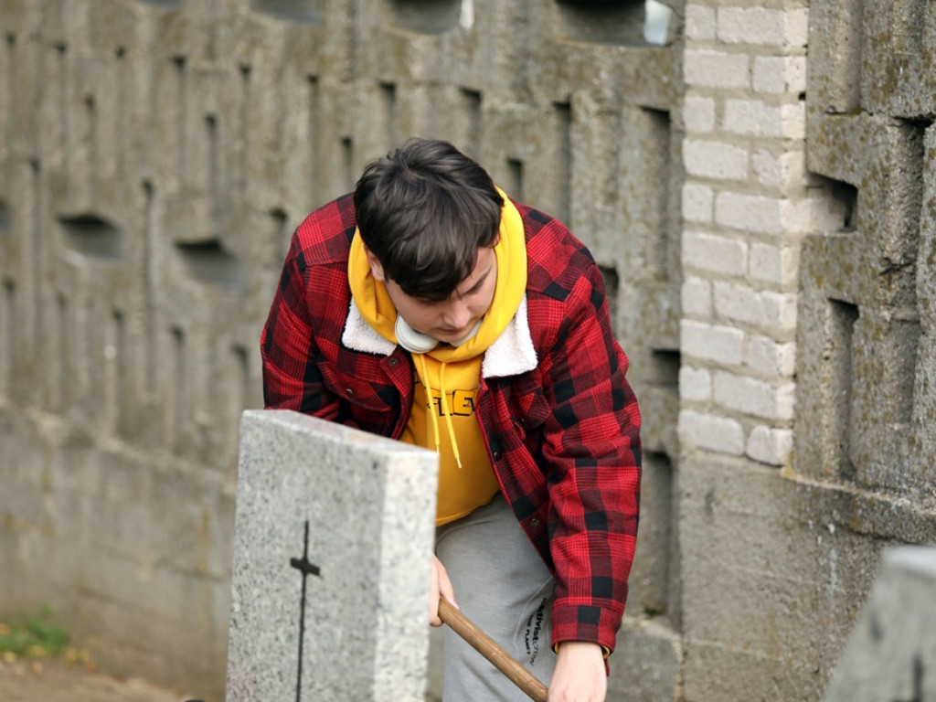 Studenci posprzątali groby osób nieznanych [ZDJĘCIA]