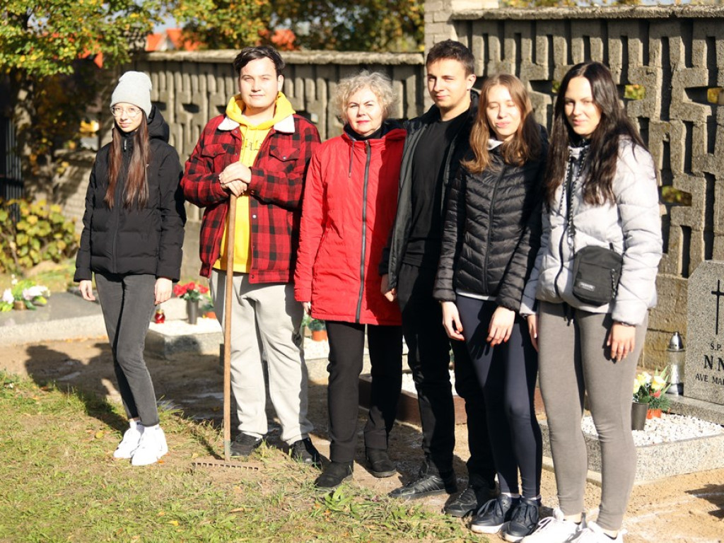 Studenci posprzątali groby osób nieznanych [ZDJĘCIA]