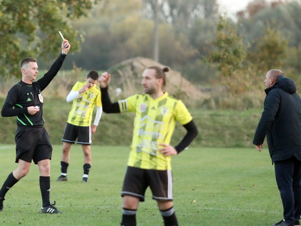 Z pięściami na sędziego! Skandal podczas meczu w Serbach [ZDJĘCIA]