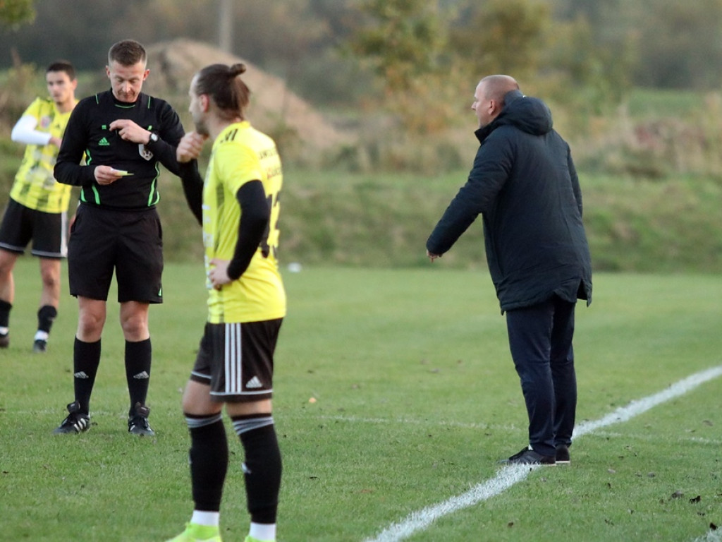 Z pięściami na sędziego! Skandal podczas meczu w Serbach [ZDJĘCIA]