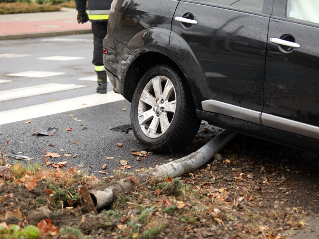 Wypadek! Wjechała na skrzyżowanie na czerwonym świetle! [ZDJĘCIA]