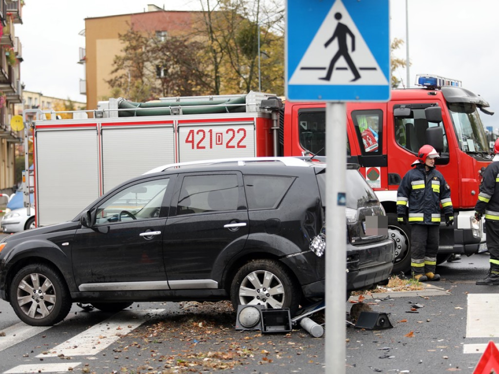 Wypadek! Wjechała na skrzyżowanie na czerwonym świetle! [ZDJĘCIA]