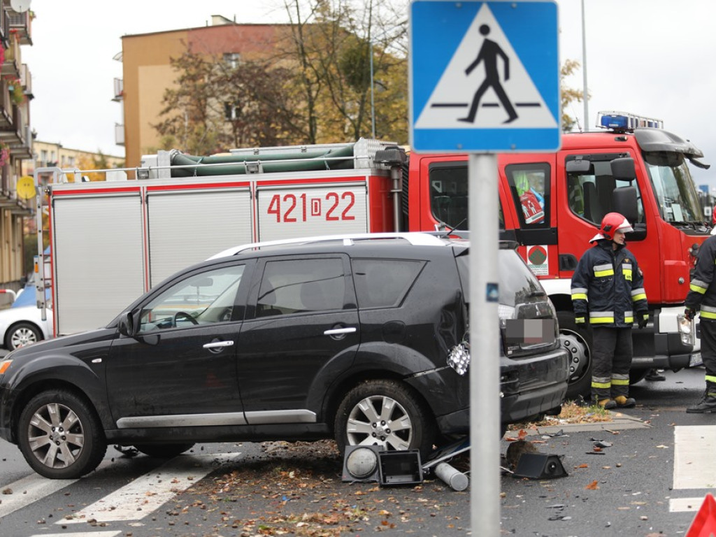 Wypadek! Wjechała na skrzyżowanie na czerwonym świetle! [ZDJĘCIA]