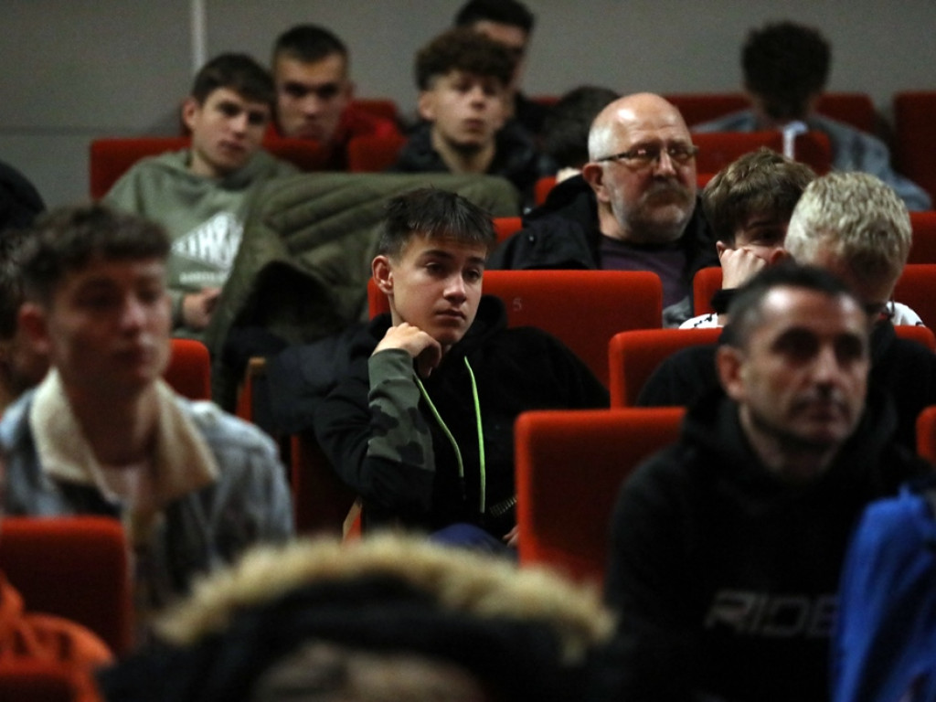 Młodzi głogowianie pokazali z mistrzem gest Kozakiewicza. Olimpijczyk w Głogowie [ZDJĘCIA]
