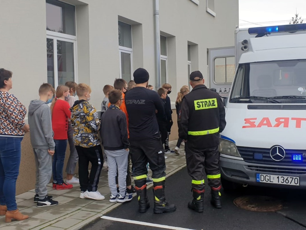 Pokaz pierwszej pomocy w Szkole Podstawowej w Brzegu Głogowskim [ZDJĘCIA]