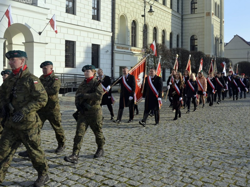 Głogowianie świętują 103. rocznicę odzyskania niepodległości. Piękna pogoda i tłumy na  obchodach [ZDJĘCIA]