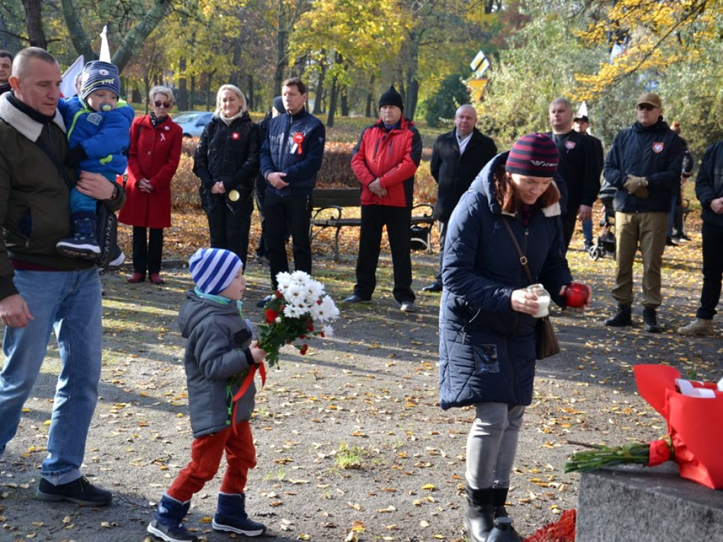 Stowarzyszenie Patriotyczny Głogów: odśpiewali wspólnie hymn i modlili się w intencji ojczyzny [ZDJĘCIA]