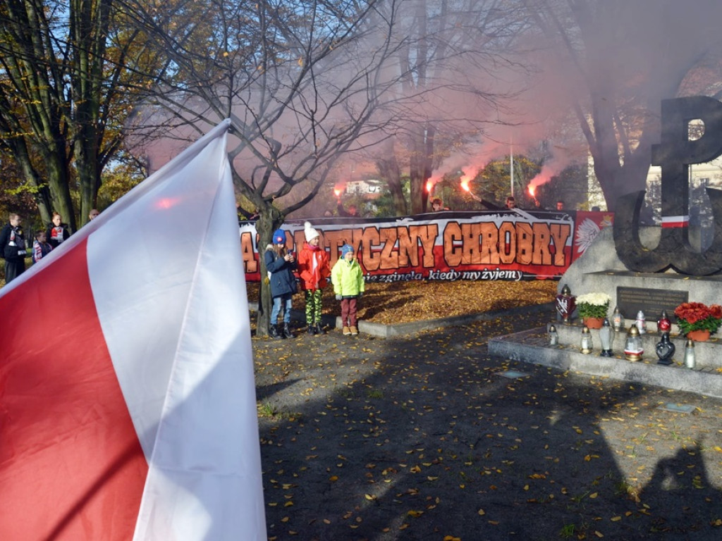 Stowarzyszenie Patriotyczny Głogów: odśpiewali wspólnie hymn i modlili się w intencji ojczyzny [ZDJĘCIA]