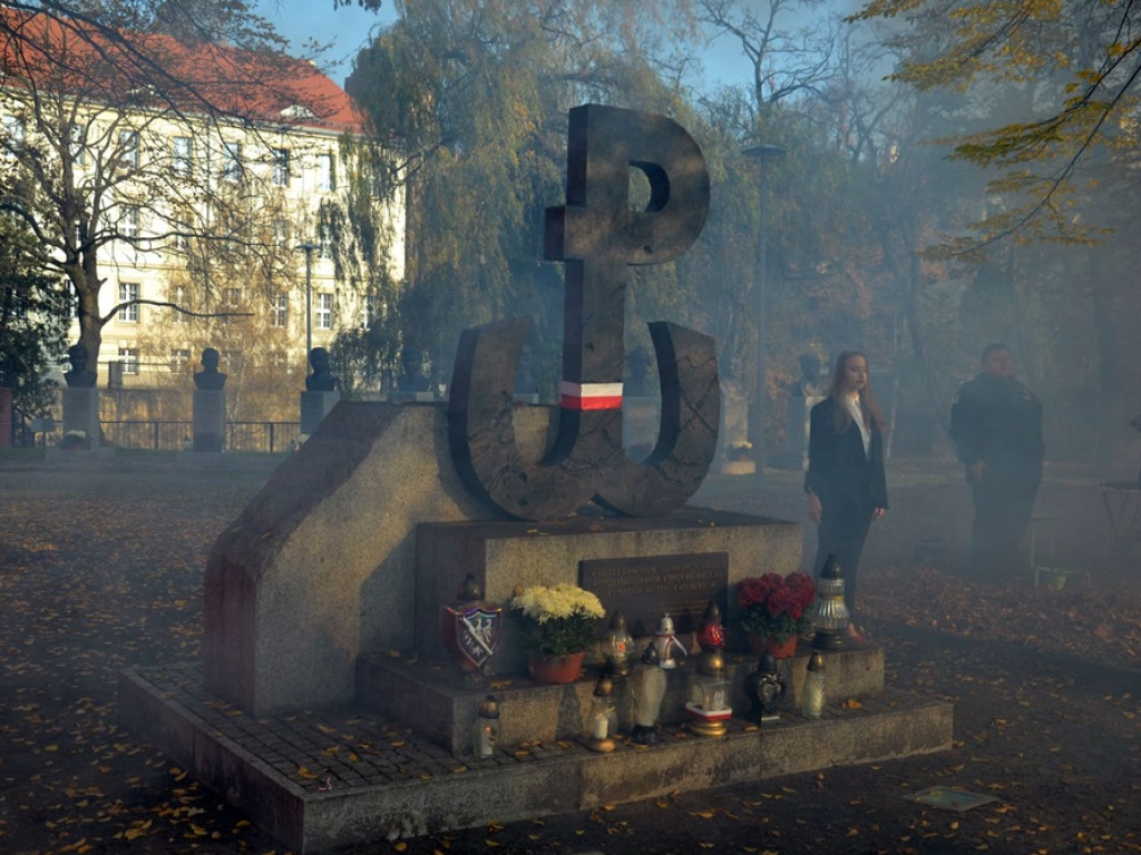 Stowarzyszenie Patriotyczny Głogów: odśpiewali wspólnie hymn i modlili się w intencji ojczyzny [ZDJĘCIA]