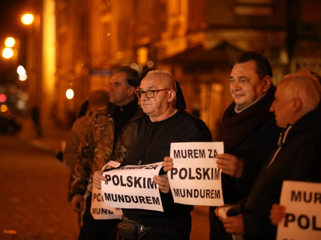 Solidarni ze służbami mundurowymi. 