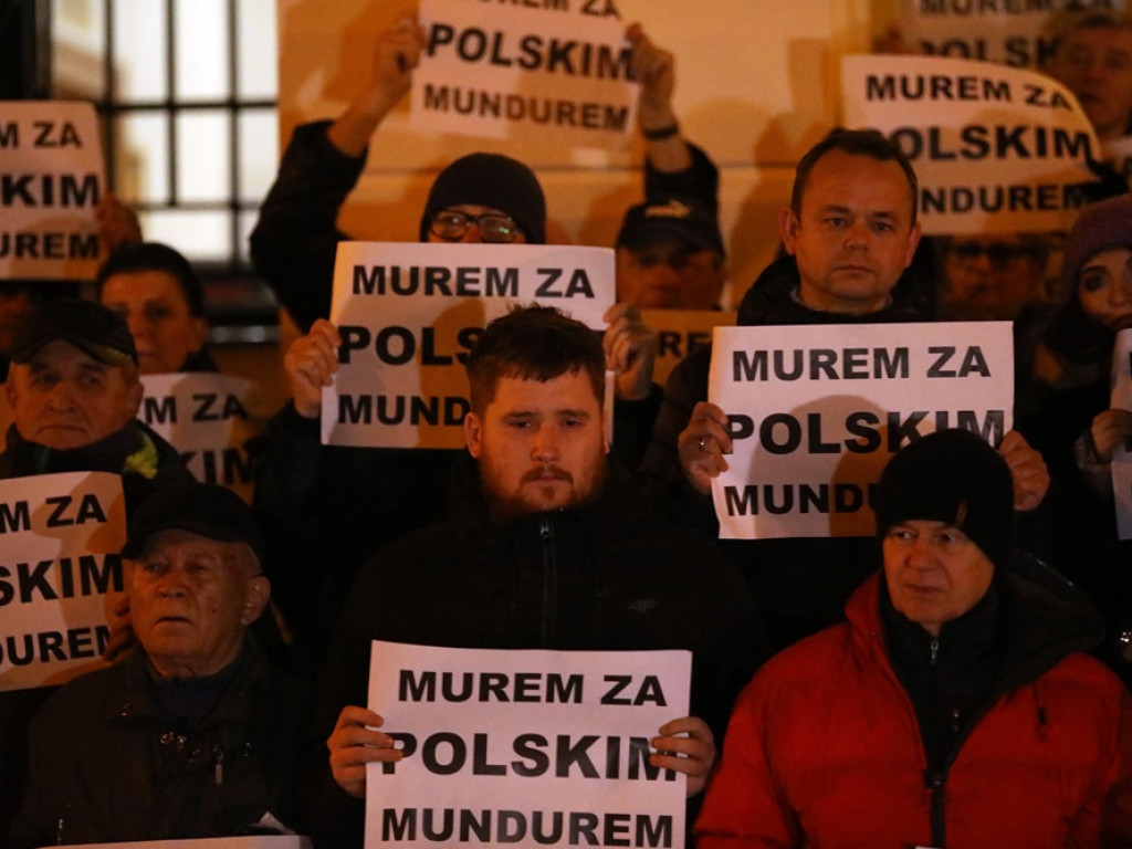 Solidarni ze służbami mundurowymi. 