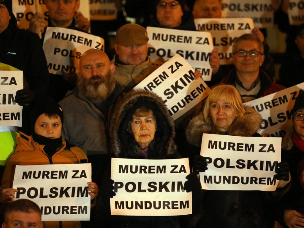 Solidarni ze służbami mundurowymi. 