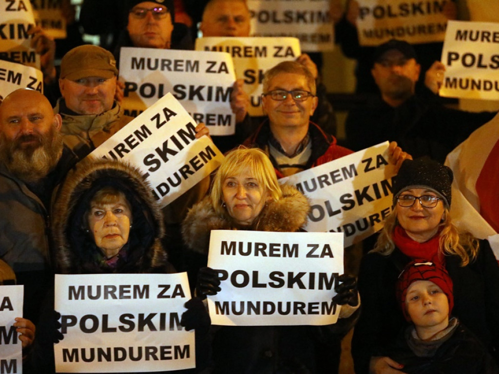 Solidarni ze służbami mundurowymi. 