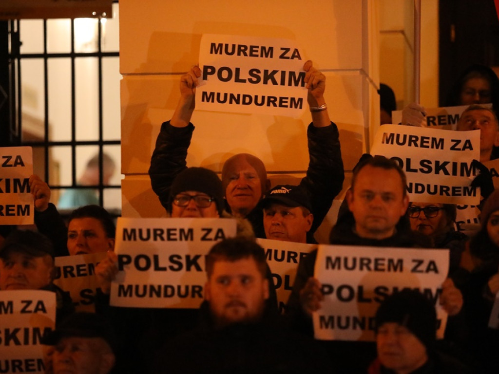 Solidarni ze służbami mundurowymi. 