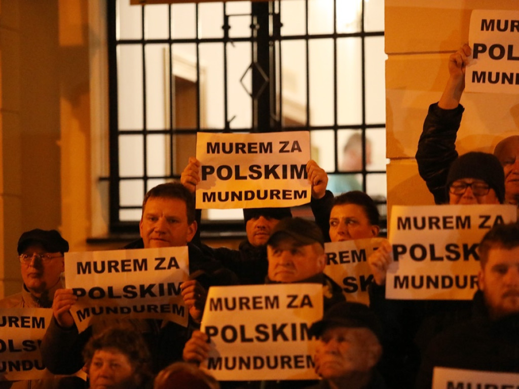 Solidarni ze służbami mundurowymi. 