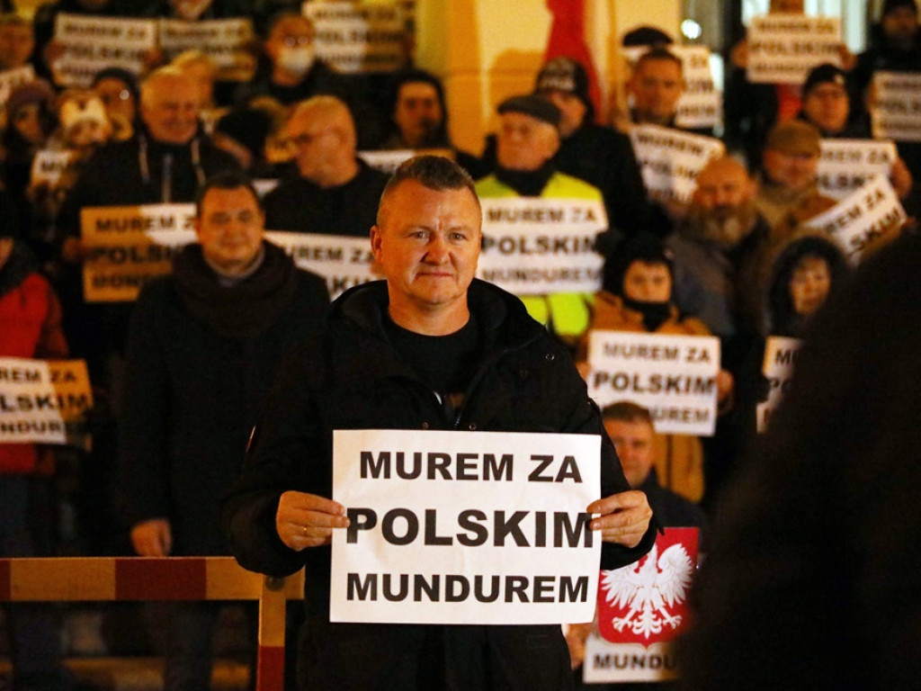 Solidarni ze służbami mundurowymi. 