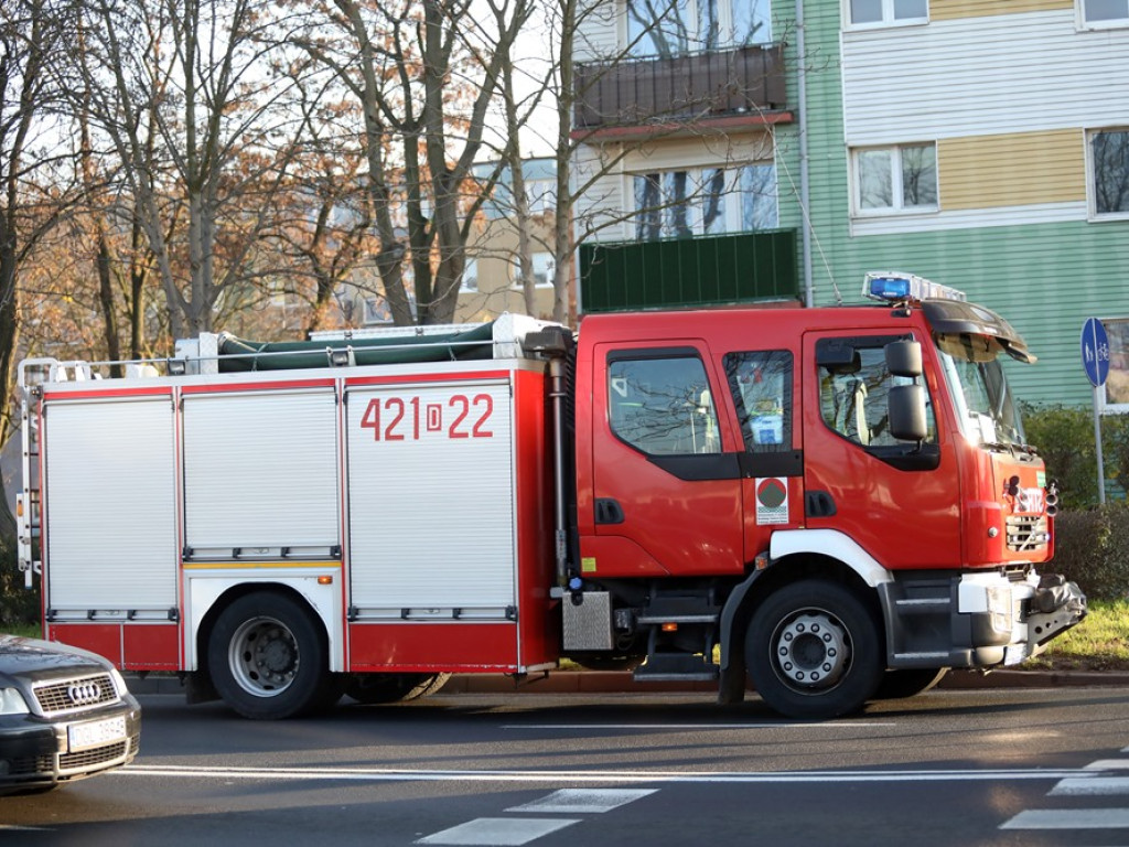 Wjechał na czerwonym świetle. Uderzył w tira [ZDJĘCIA]