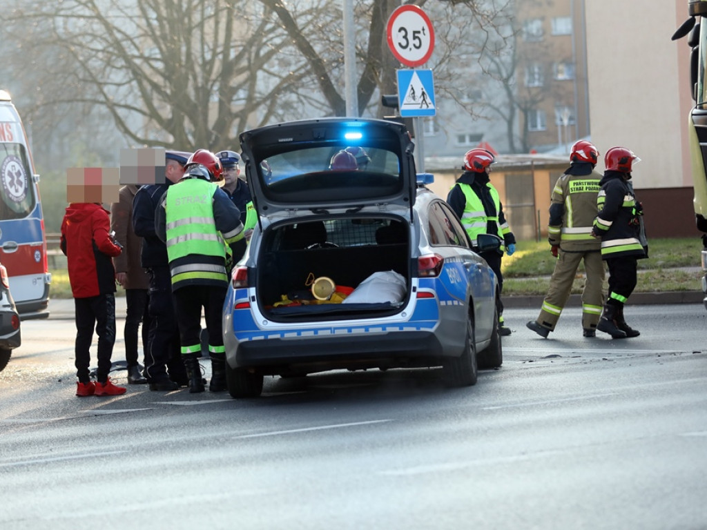 Wjechał na czerwonym świetle. Uderzył w tira [ZDJĘCIA]