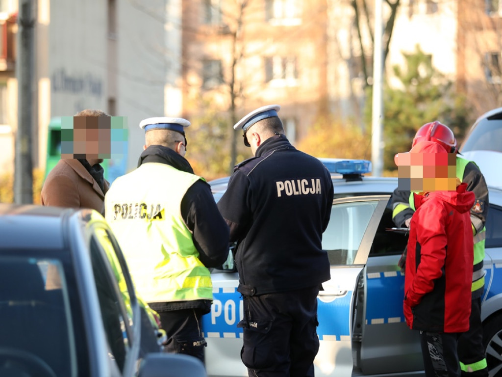 Wjechał na czerwonym świetle. Uderzył w tira [ZDJĘCIA]