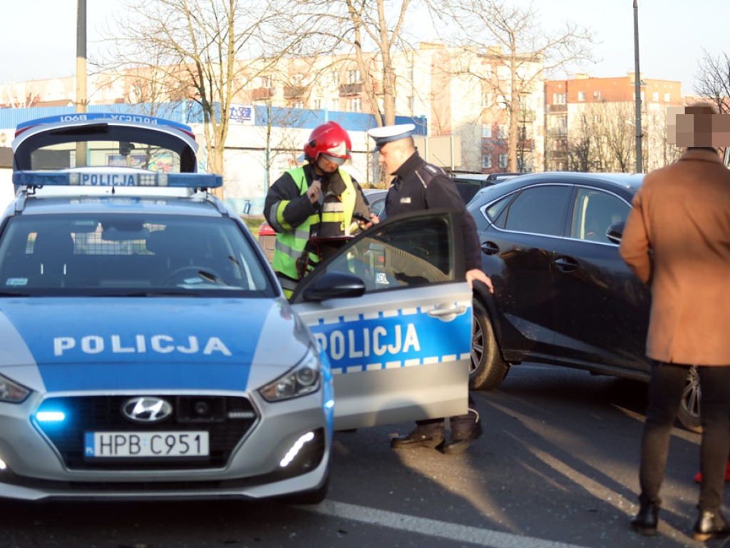 Wjechał na czerwonym świetle. Uderzył w tira [ZDJĘCIA]
