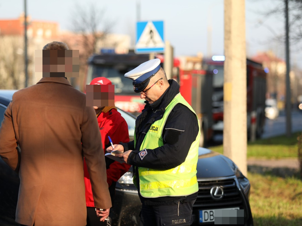Wjechał na czerwonym świetle. Uderzył w tira [ZDJĘCIA]