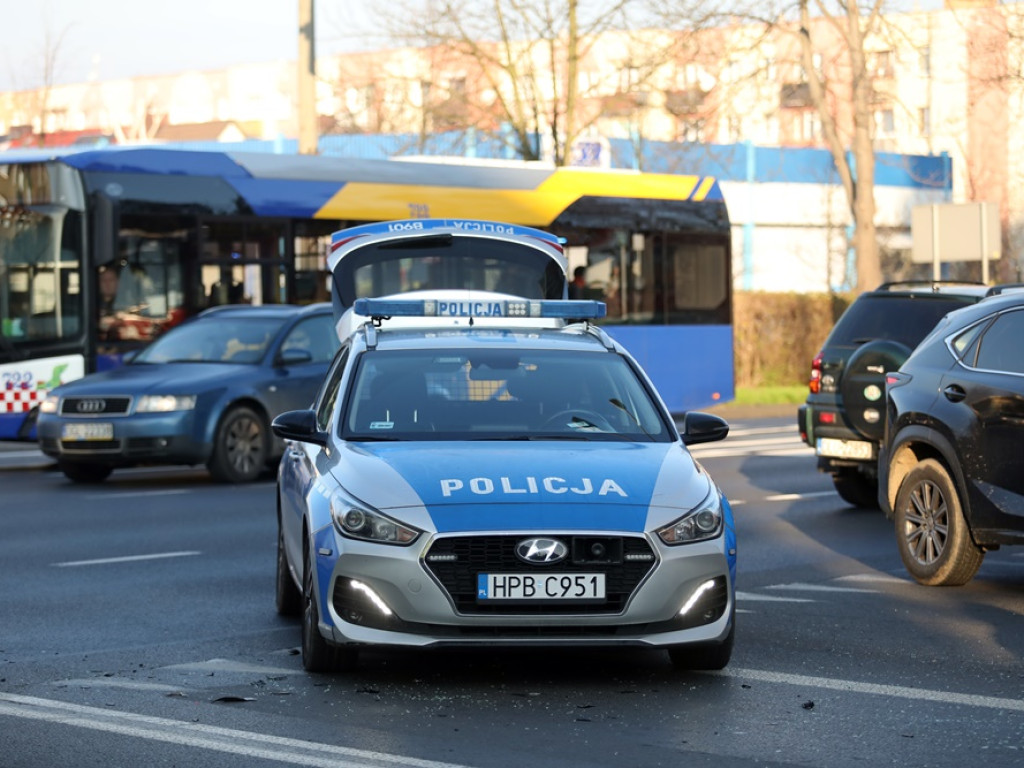 Wjechał na czerwonym świetle. Uderzył w tira [ZDJĘCIA]