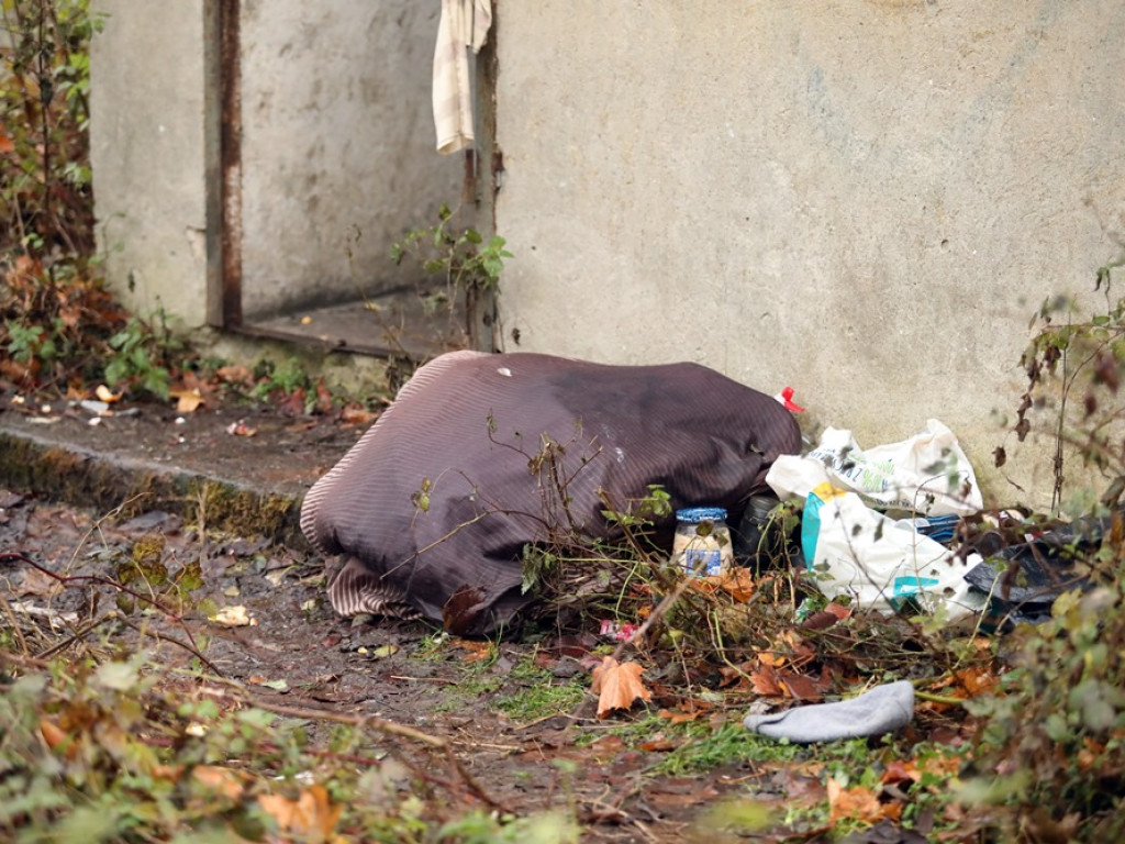 Idzie zima. A bezdomni nocują w pustostanach nad Odrą