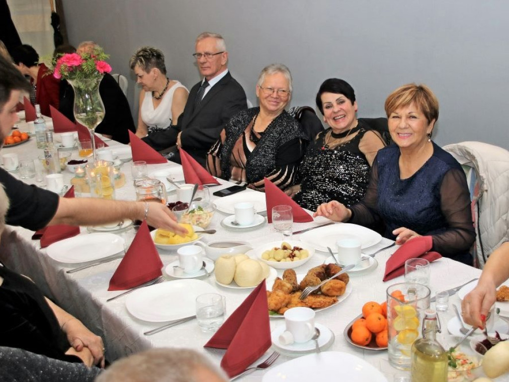 Renciści i emeryci bawili się na balu [ZDJĘCIA]