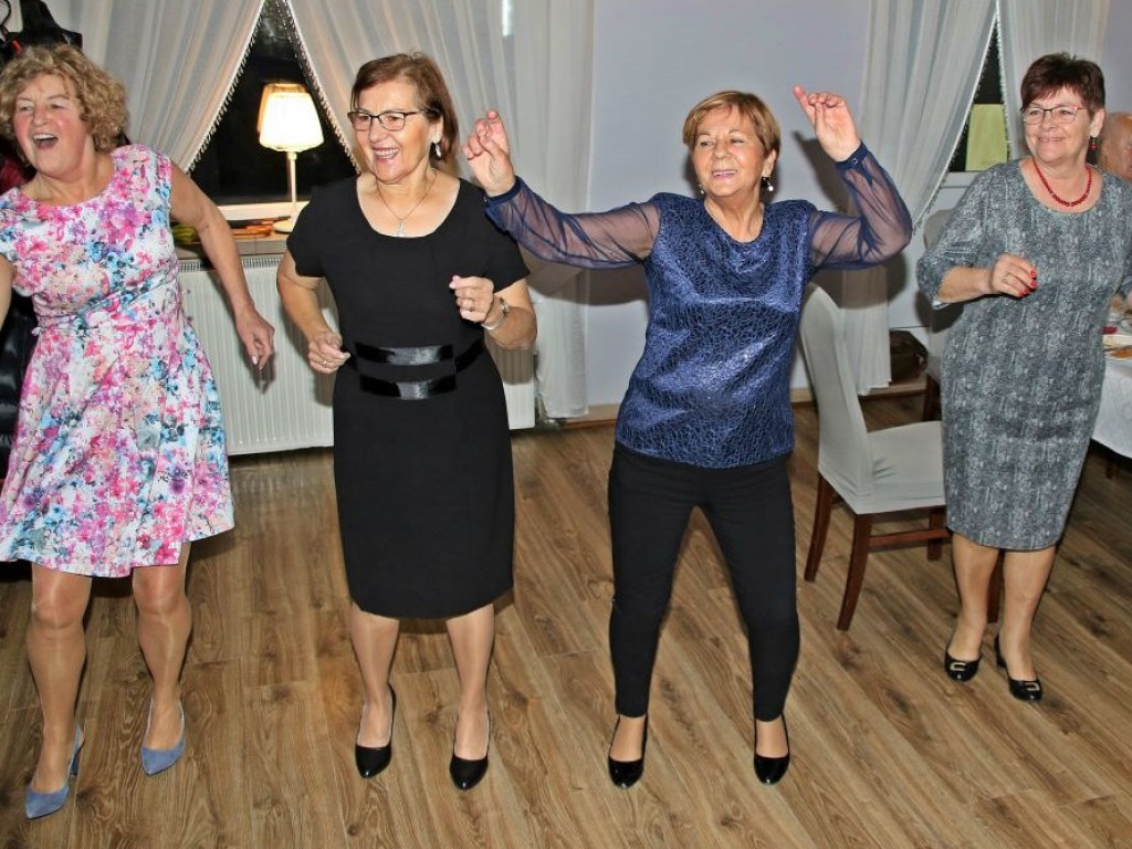 Renciści i emeryci bawili się na balu [ZDJĘCIA]
