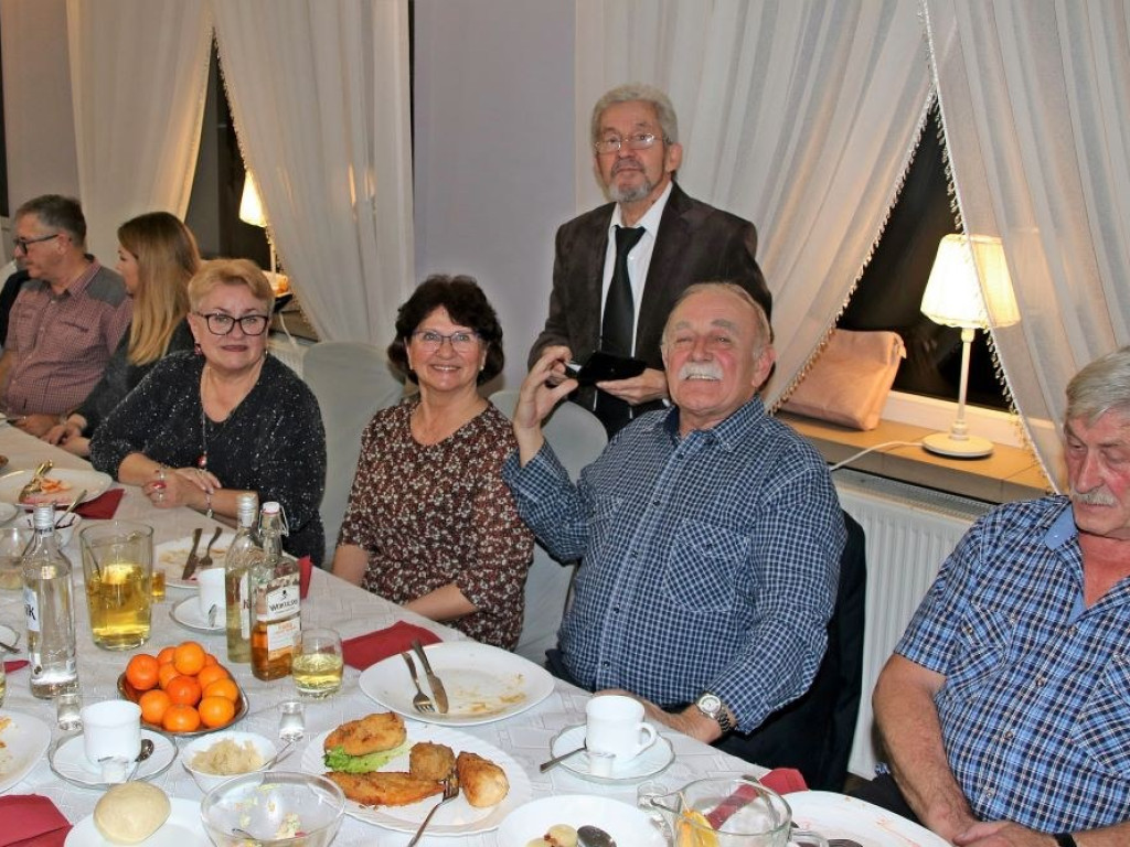 Renciści i emeryci bawili się na balu [ZDJĘCIA]