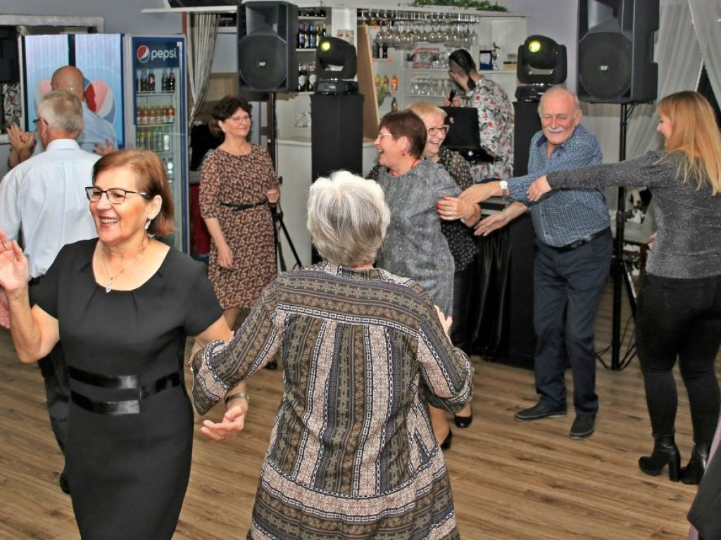 Renciści i emeryci bawili się na balu [ZDJĘCIA]