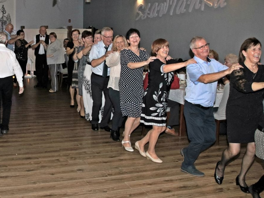 Renciści i emeryci bawili się na balu [ZDJĘCIA]