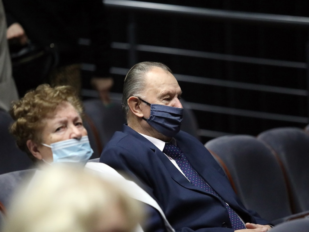 Słuchaczki UTW na deskach teatru. Przyszły całe rodziny, dzieci i wnuki [ZDJĘCIA]