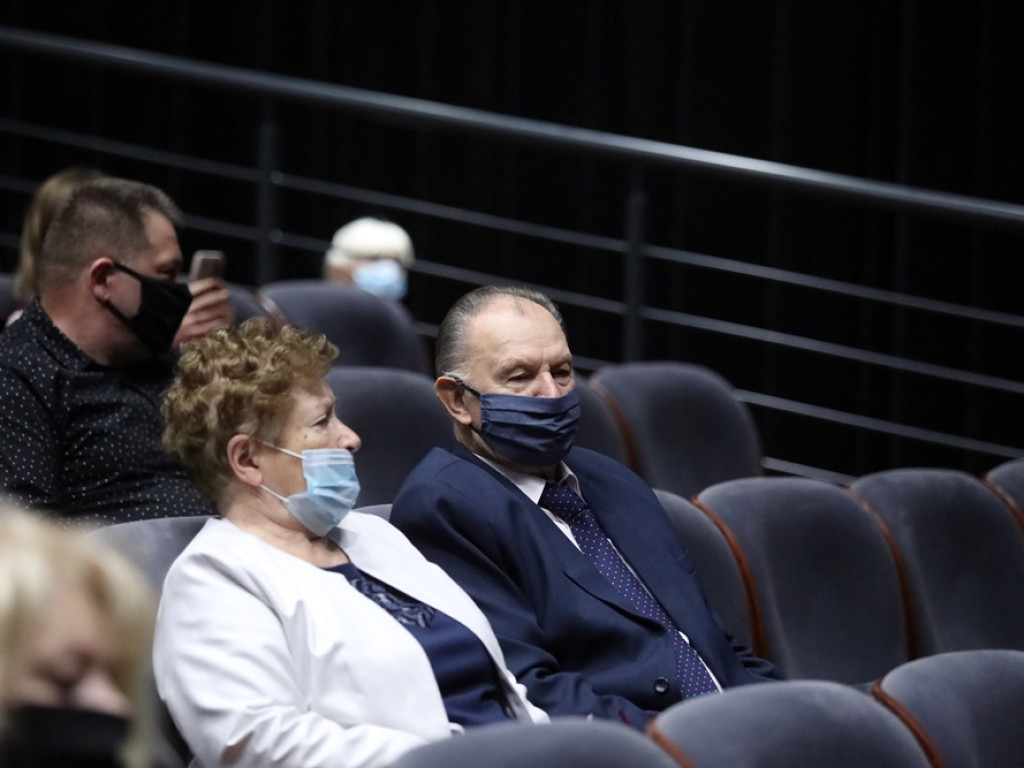 Słuchaczki UTW na deskach teatru. Przyszły całe rodziny, dzieci i wnuki [ZDJĘCIA]