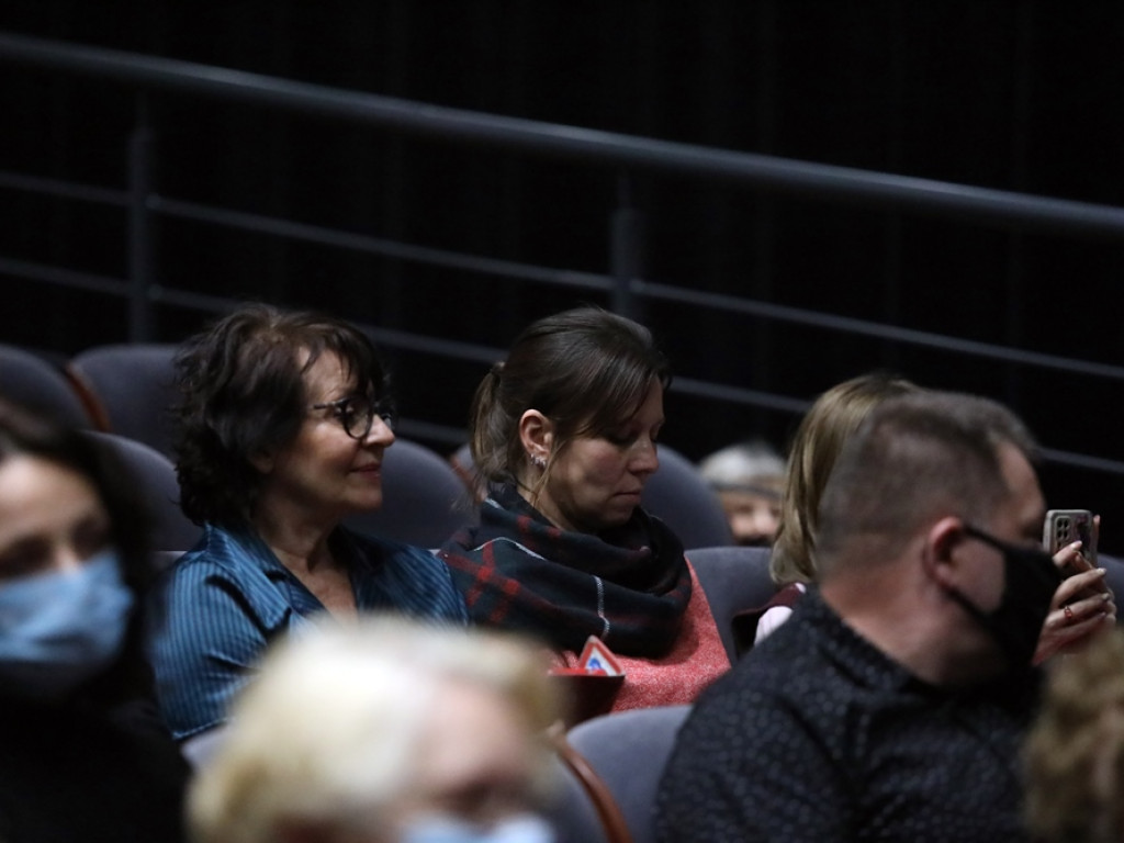 Słuchaczki UTW na deskach teatru. Przyszły całe rodziny, dzieci i wnuki [ZDJĘCIA]