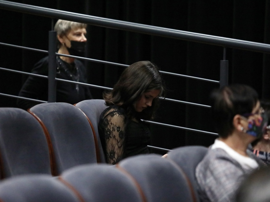 Słuchaczki UTW na deskach teatru. Przyszły całe rodziny, dzieci i wnuki [ZDJĘCIA]