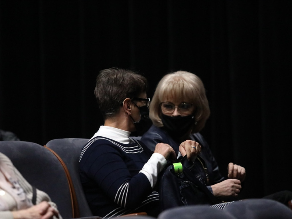 Słuchaczki UTW na deskach teatru. Przyszły całe rodziny, dzieci i wnuki [ZDJĘCIA]