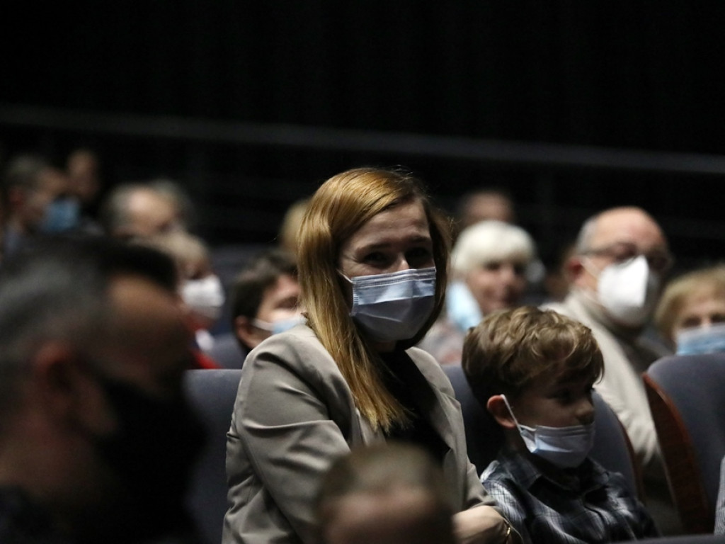 Słuchaczki UTW na deskach teatru. Przyszły całe rodziny, dzieci i wnuki [ZDJĘCIA]