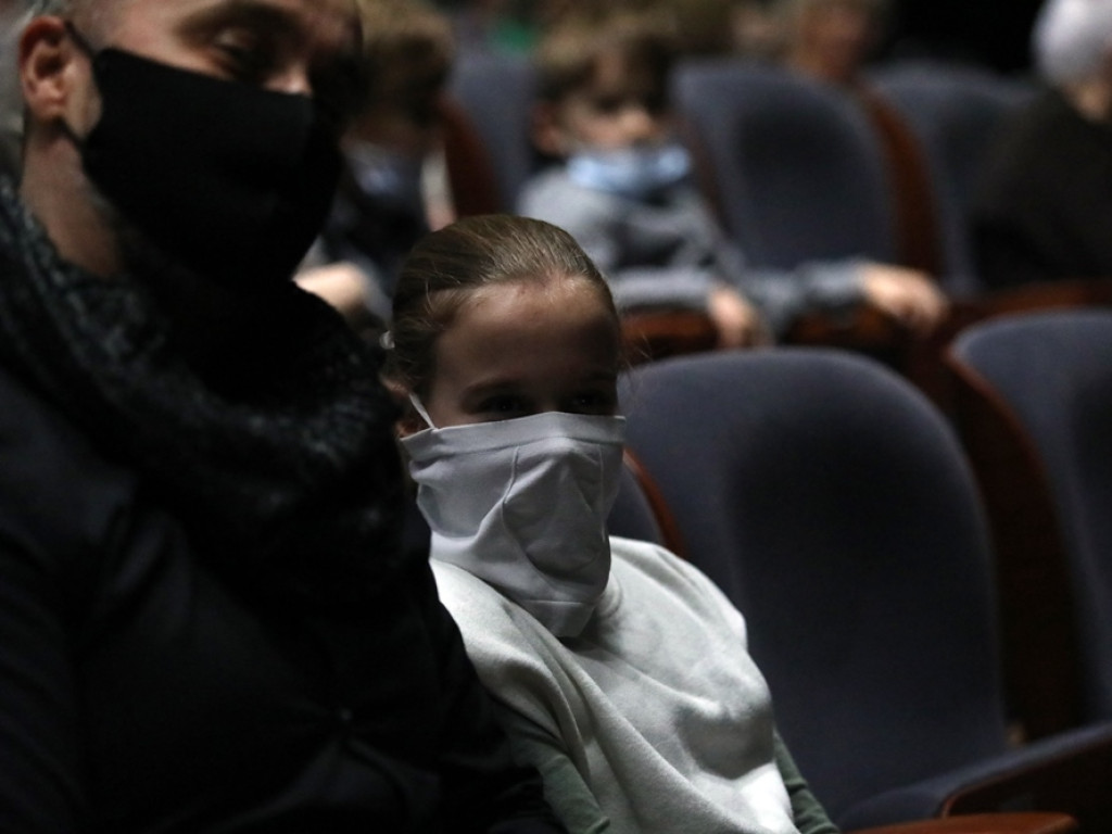 Słuchaczki UTW na deskach teatru. Przyszły całe rodziny, dzieci i wnuki [ZDJĘCIA]
