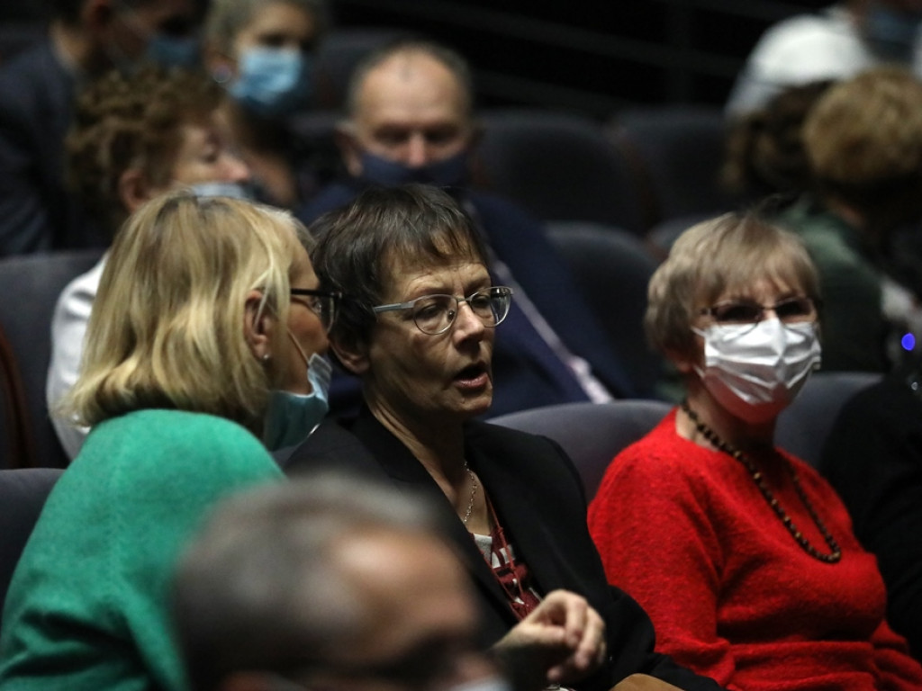 Słuchaczki UTW na deskach teatru. Przyszły całe rodziny, dzieci i wnuki [ZDJĘCIA]