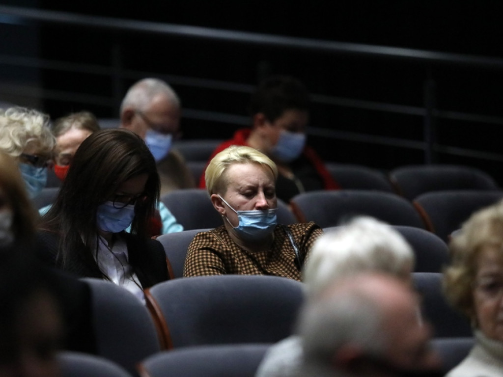 Słuchaczki UTW na deskach teatru. Przyszły całe rodziny, dzieci i wnuki [ZDJĘCIA]