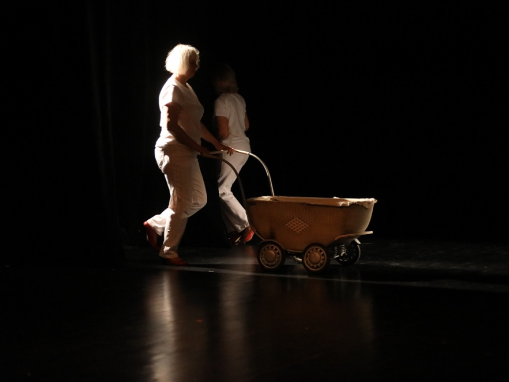Słuchaczki UTW na deskach teatru. Przyszły całe rodziny, dzieci i wnuki [ZDJĘCIA]