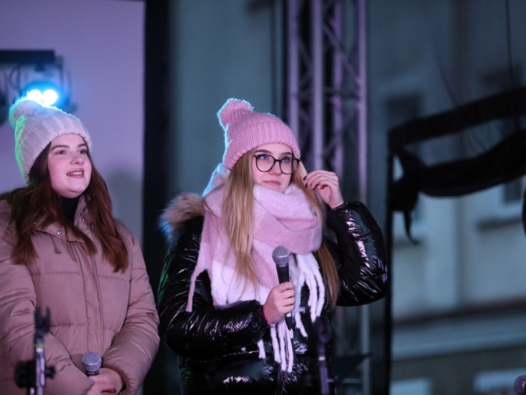 Święty Mikołaj w Głogowie! Przyszły zobaczyć go całe rodziny. Dzieci, rodzice i dziadkowie [ZDJĘCIA]