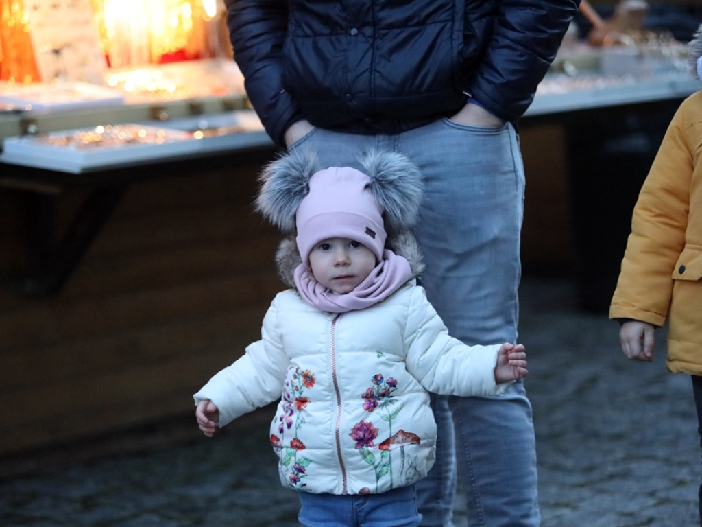 Święty Mikołaj w Głogowie! Przyszły zobaczyć go całe rodziny. Dzieci, rodzice i dziadkowie [ZDJĘCIA]