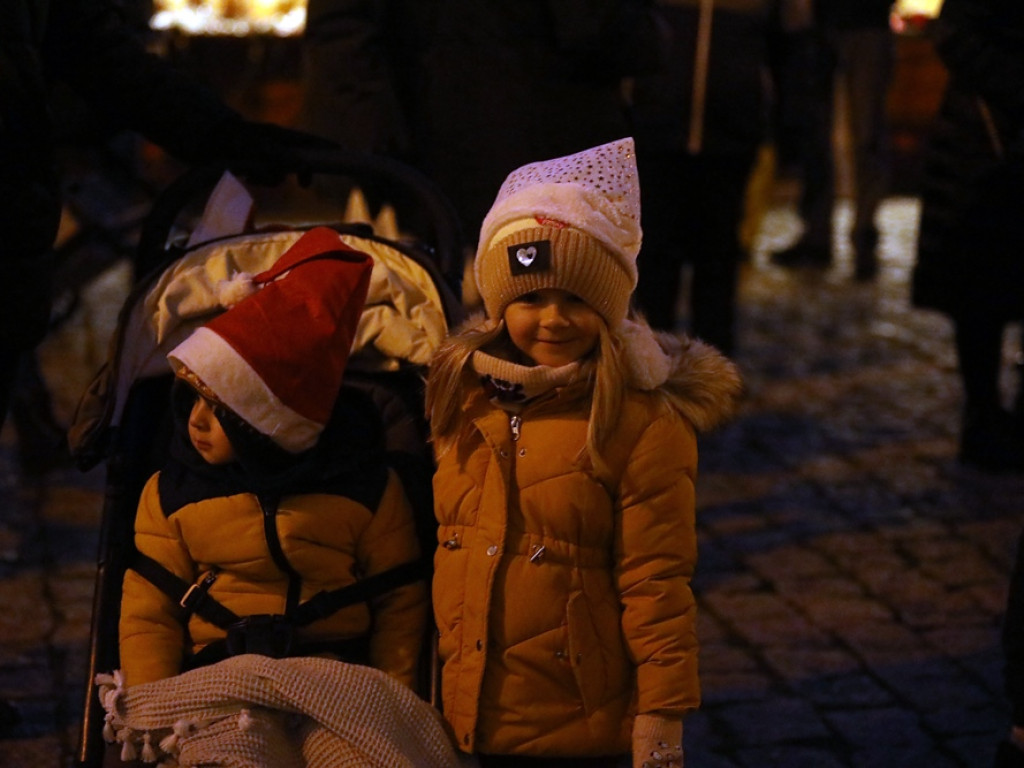 Święty Mikołaj w Głogowie! Przyszły zobaczyć go całe rodziny. Dzieci, rodzice i dziadkowie [ZDJĘCIA]
