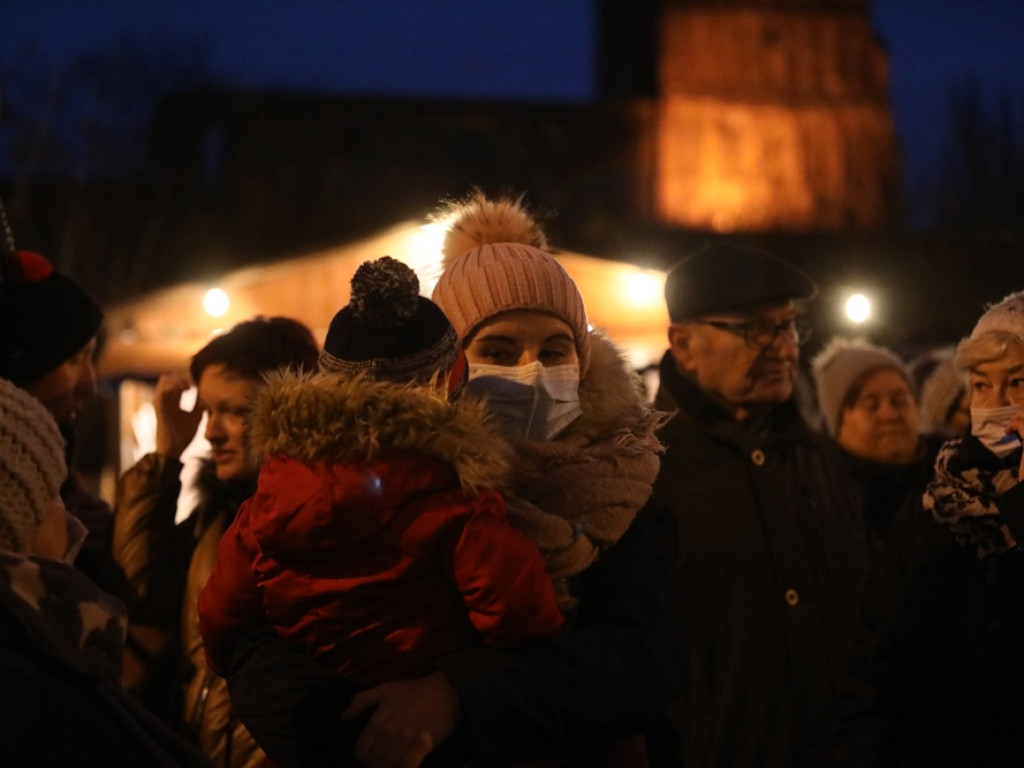 Święty Mikołaj w Głogowie! Przyszły zobaczyć go całe rodziny. Dzieci, rodzice i dziadkowie [ZDJĘCIA]