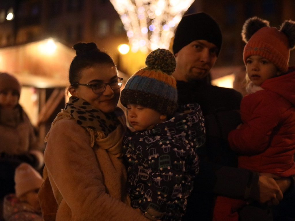 Święty Mikołaj w Głogowie! Przyszły zobaczyć go całe rodziny. Dzieci, rodzice i dziadkowie [ZDJĘCIA]