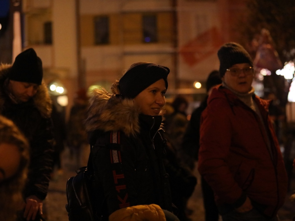 Święty Mikołaj w Głogowie! Przyszły zobaczyć go całe rodziny. Dzieci, rodzice i dziadkowie [ZDJĘCIA]